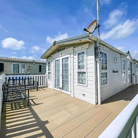 Lovely Caravan With Large Decking At Naze Marine Holiday Park Ref 17306Br Walton-on-the-Naze Extérieur photo
