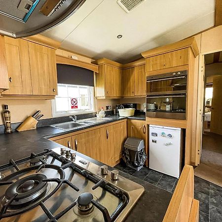 Lovely Caravan With Large Decking At Naze Marine Holiday Park Ref 17306Br Walton-on-the-Naze Extérieur photo