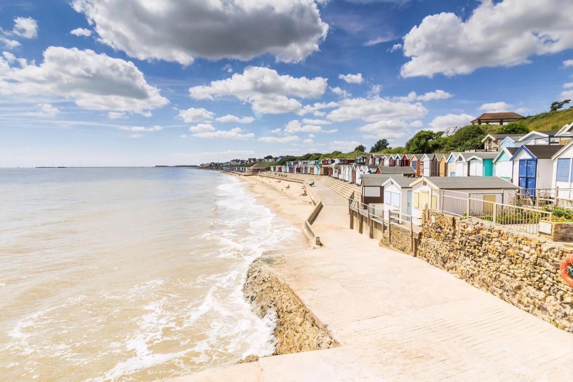 Lovely Caravan With Large Decking At Naze Marine Holiday Park Ref 17306Br Walton-on-the-Naze Extérieur photo